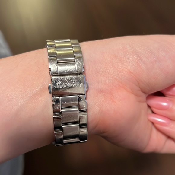 Michael Kors Women's MK5753 Everest Stainless Steel Watch *Used* - Picture 4 of 6